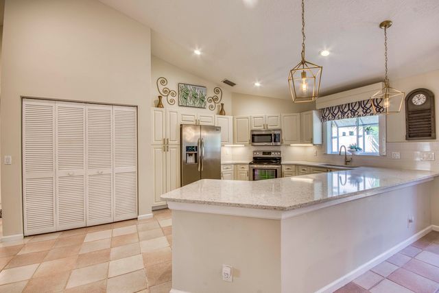 206 Canterbury Drive W, Palm Beach Gardens, FL 33418