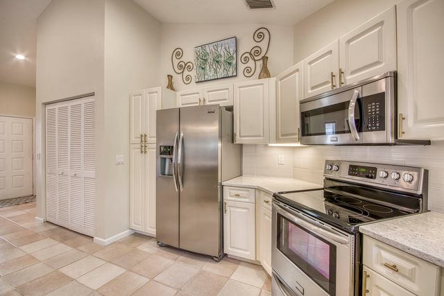 206 Canterbury Drive W, Palm Beach Gardens, FL 33418