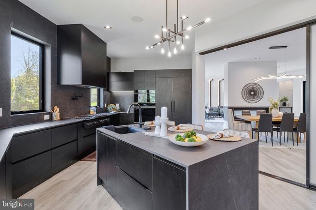 3525 GLENBROOK RD, Fairfax, VA 22031