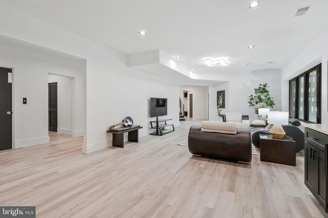 3525 GLENBROOK RD, Fairfax, VA 22031