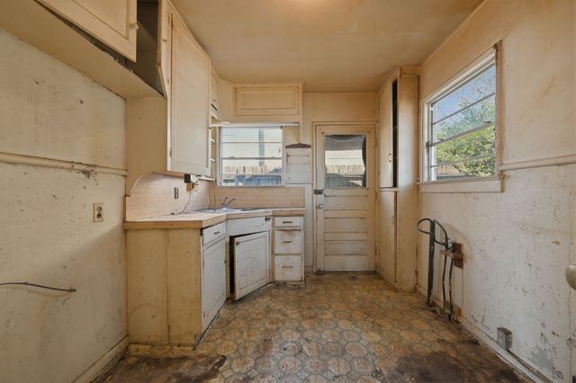 4242 Aero Drive, Dallas, TX 75209