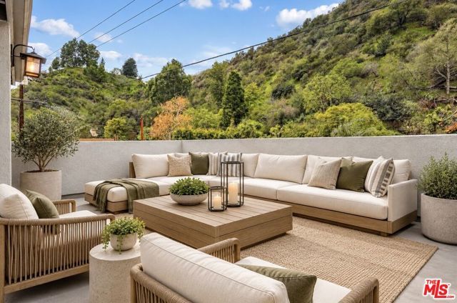 1100 N Beverly Glen Boulevard, Los Angeles, CA 90077