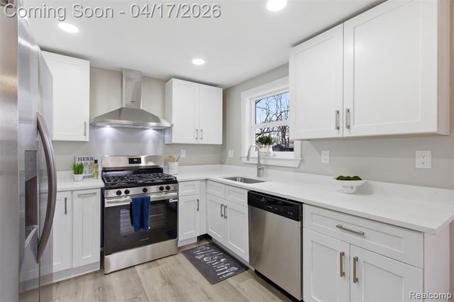 560 E Drayton Street, Ferndale, MI 48220