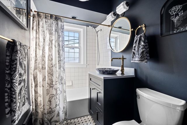 330 E Saint Charles Road, Elmhurst, IL 60126