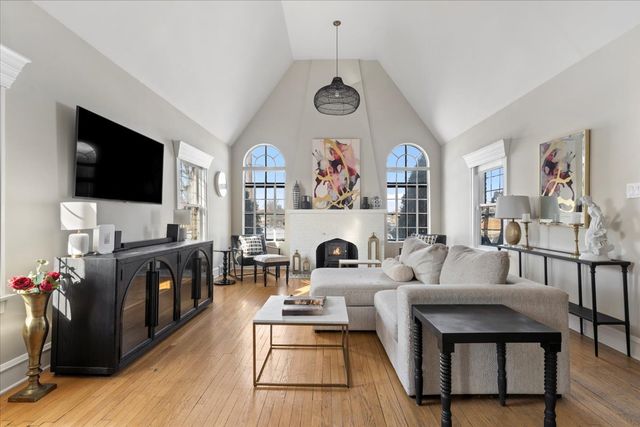 330 E Saint Charles Road, Elmhurst, IL 60126