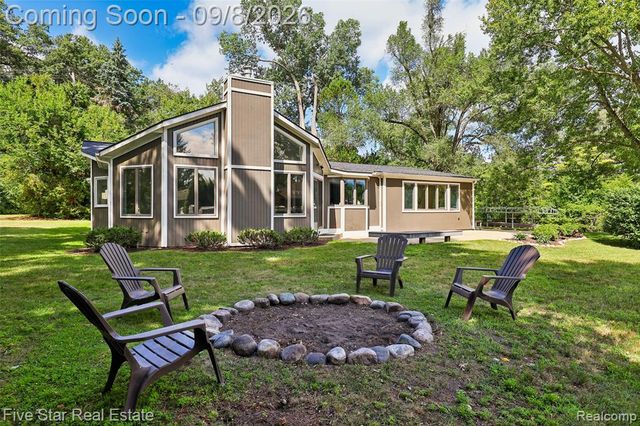 9045 Commerce Road, Commerce Twp, MI 48382