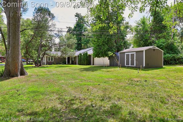 9045 Commerce Road, Commerce Twp, MI 48382