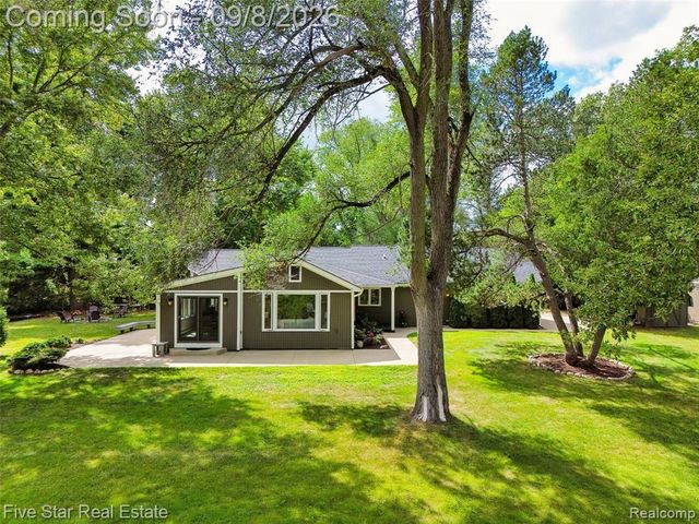 9045 Commerce Road, Commerce Twp, MI 48382