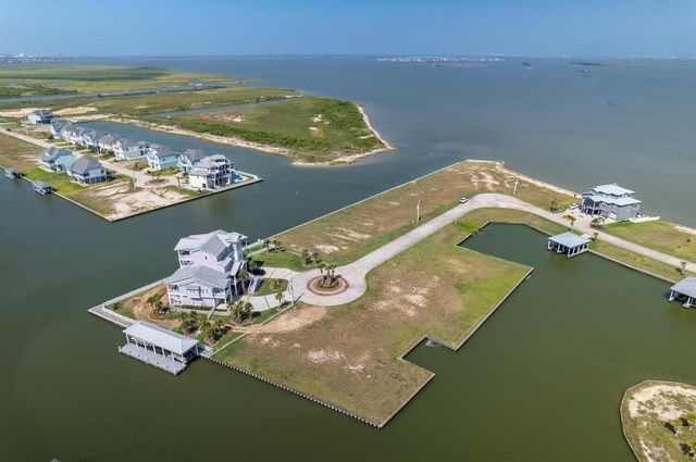55 Water Key, Hitchcock, TX 77563