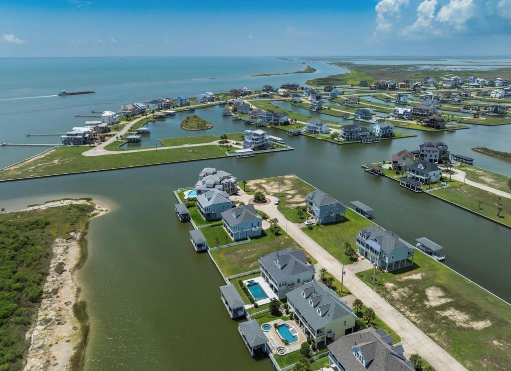 55 Water Key, Hitchcock, TX 77563