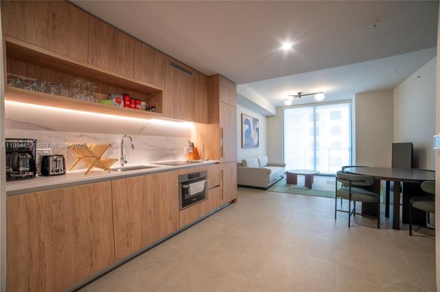 11 NE 6TH 2013, Miami, FL 33132