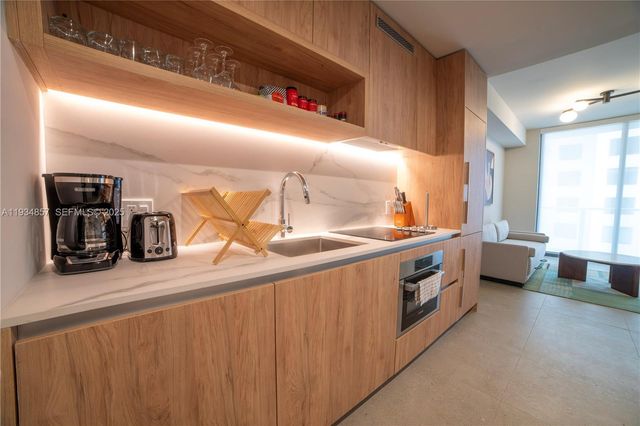 11 NE 6TH 2013, Miami, FL 33132