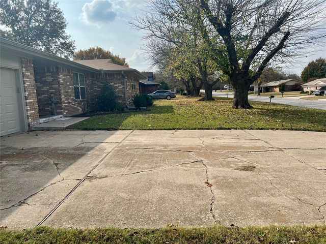 505 Galia Street, Bowie, TX 76230