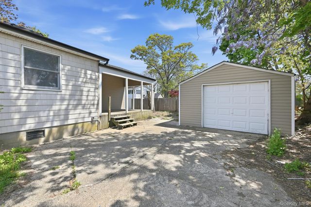 284 15th Street, West Babylon, NY 11704