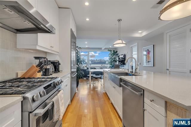 9 Somerset Lane 617, Edgewater, NJ 07020