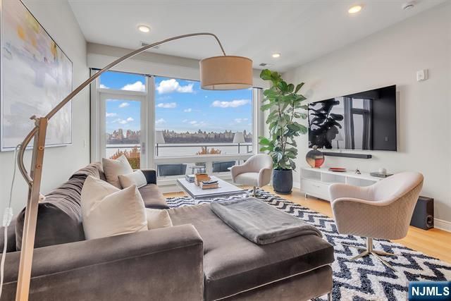 9 Somerset Lane 617, Edgewater, NJ 07020