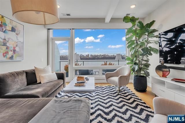 9 Somerset Lane 617, Edgewater, NJ 07020