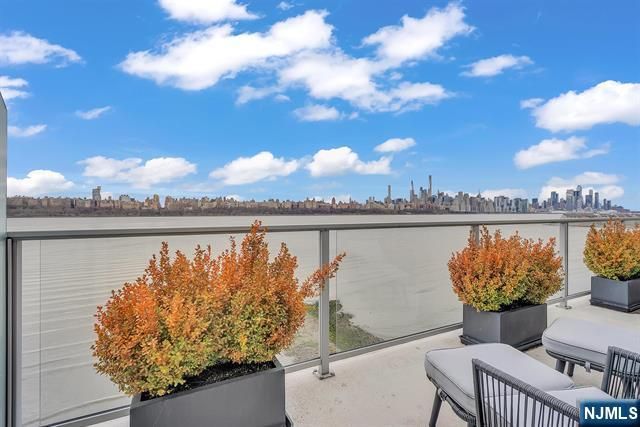 9 Somerset Lane 617, Edgewater, NJ 07020