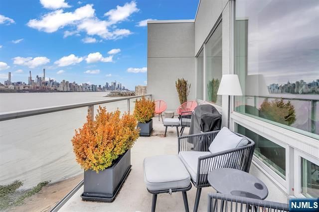 9 Somerset Lane 617, Edgewater, NJ 07020