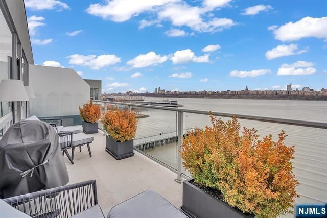 9 Somerset Lane 617, Edgewater, NJ 07020