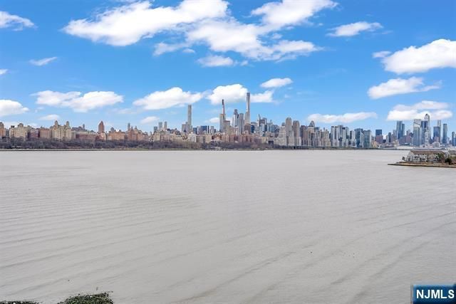 9 Somerset Lane 617, Edgewater, NJ 07020