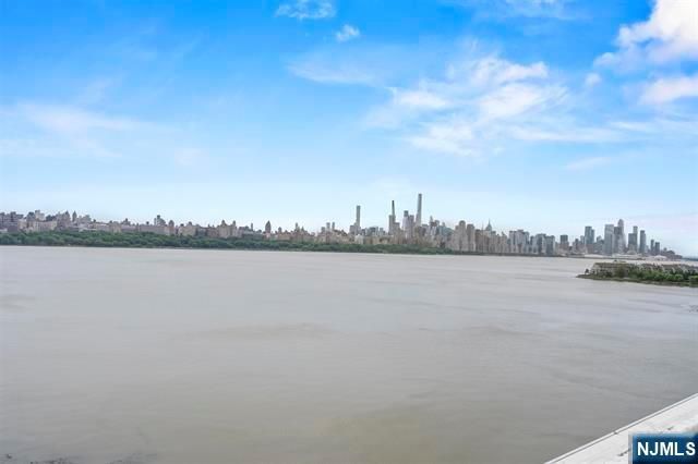 9 Somerset Lane 617, Edgewater, NJ 07020