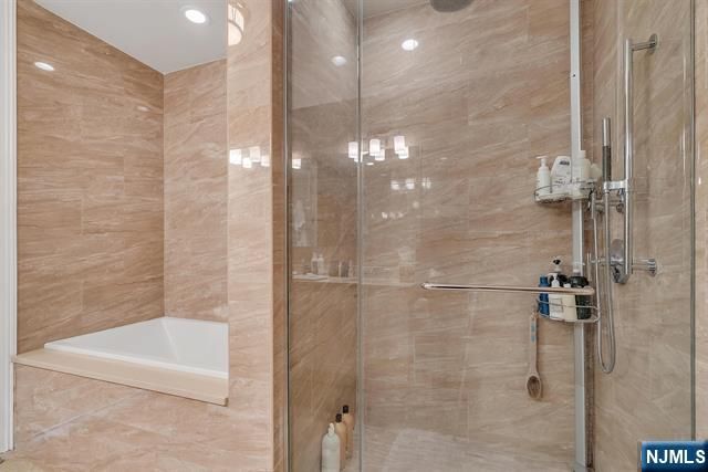 9 Somerset Lane 617, Edgewater, NJ 07020