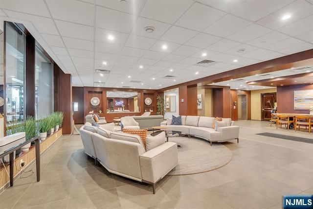 9 Somerset Lane 617, Edgewater, NJ 07020