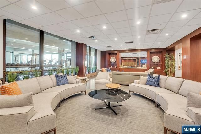 9 Somerset Lane 617, Edgewater, NJ 07020