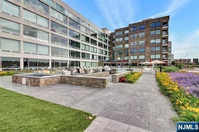 9 Somerset Lane 617, Edgewater, NJ 07020