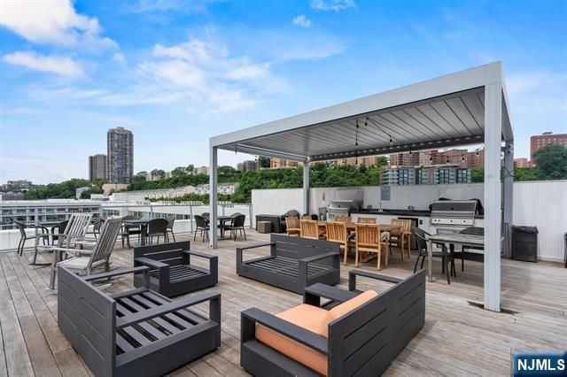 9 Somerset Lane 617, Edgewater, NJ 07020