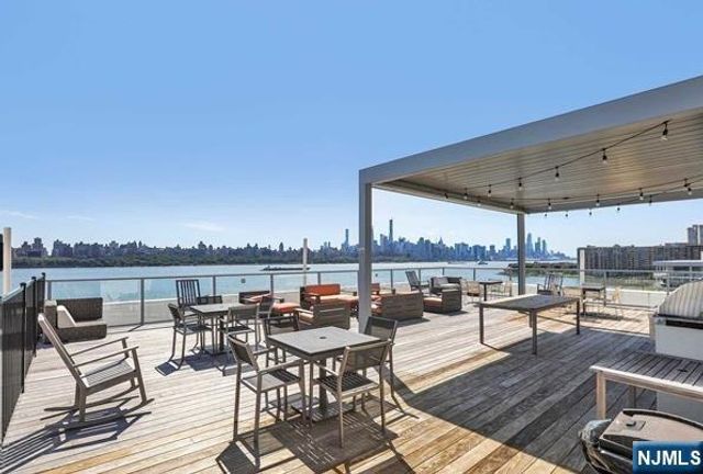 9 Somerset Lane 617, Edgewater, NJ 07020