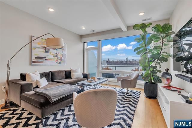 9 Somerset Lane 617, Edgewater, NJ 07020