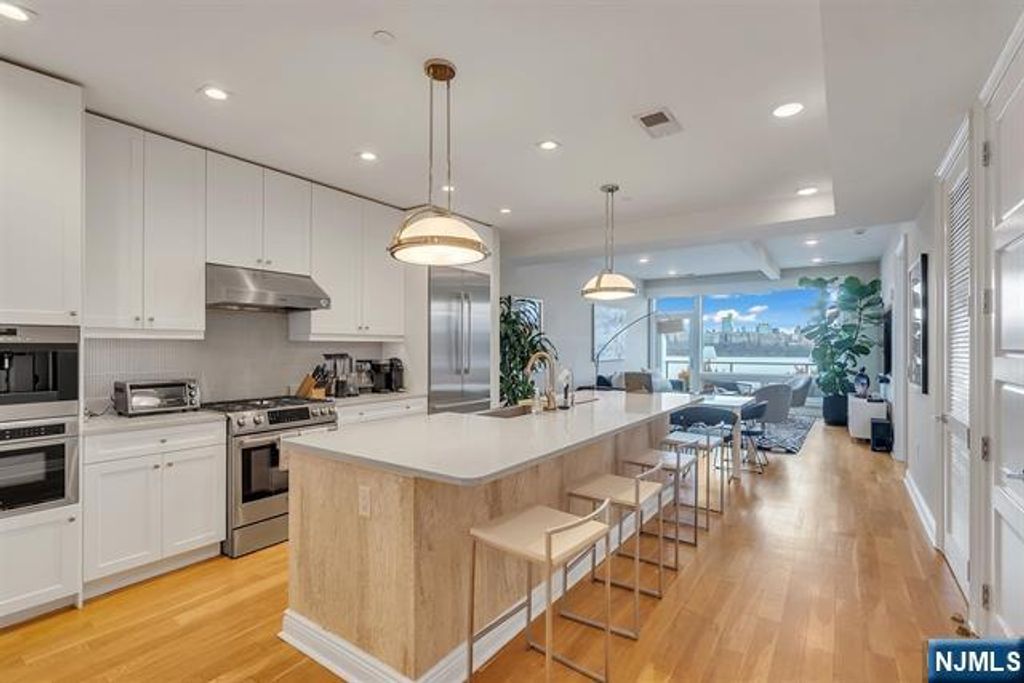 9 Somerset Lane 617, Edgewater, NJ 07020