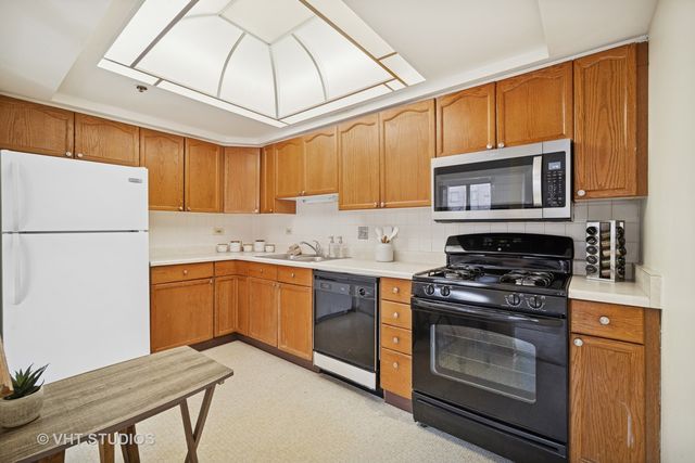 1653 River Street 405, Des Plaines, IL 60016