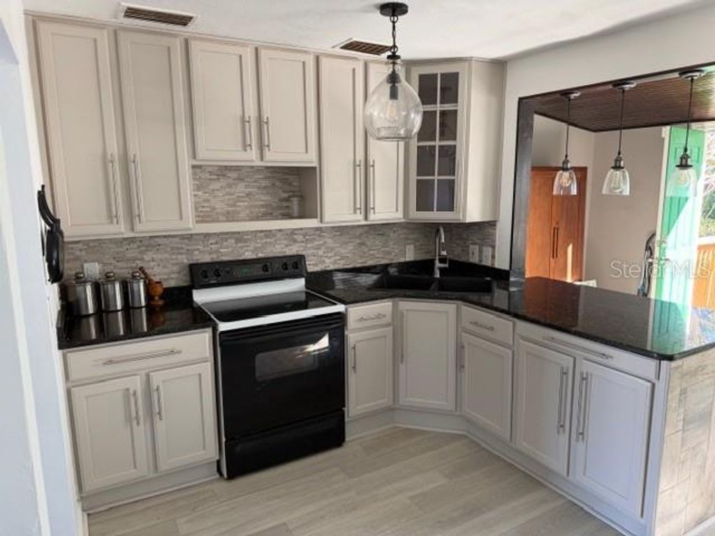 Image 16 of property listing at 5722 20TH AVENUE S, Gulfport, FL 33707