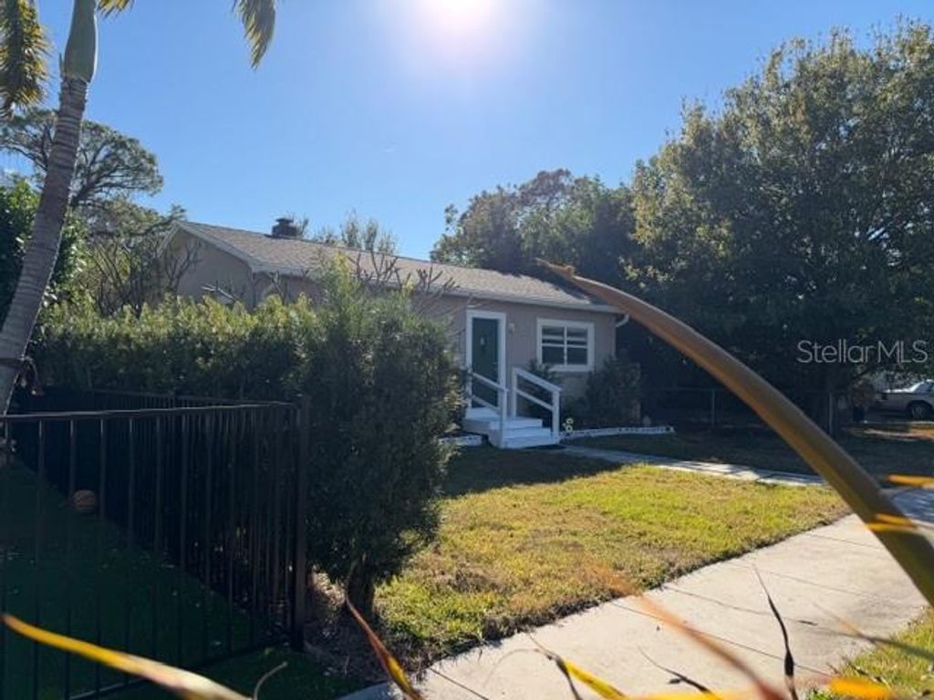 Image 4 of property listing at 5722 20TH AVENUE S, Gulfport, FL 33707