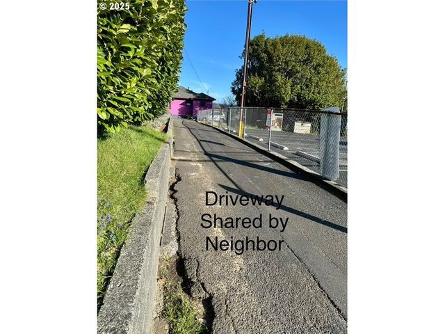 1524 SHERIDAN Ave, North Bend, OR 97459