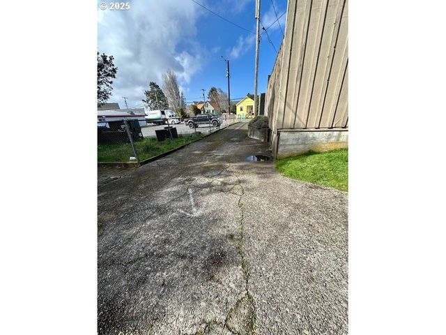 1524 SHERIDAN Ave, North Bend, OR 97459