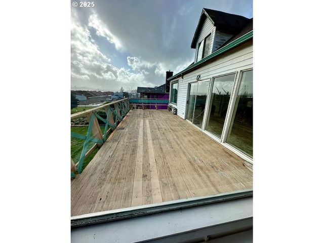 1524 SHERIDAN Ave, North Bend, OR 97459