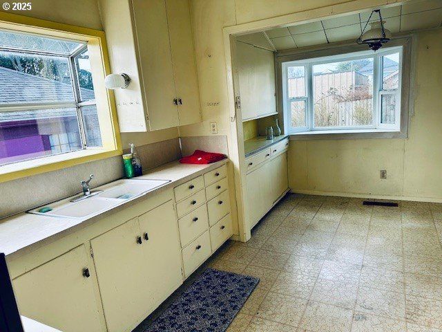 1524 SHERIDAN Ave, North Bend, OR 97459