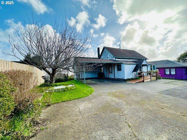 1524 SHERIDAN Ave, North Bend, OR 97459