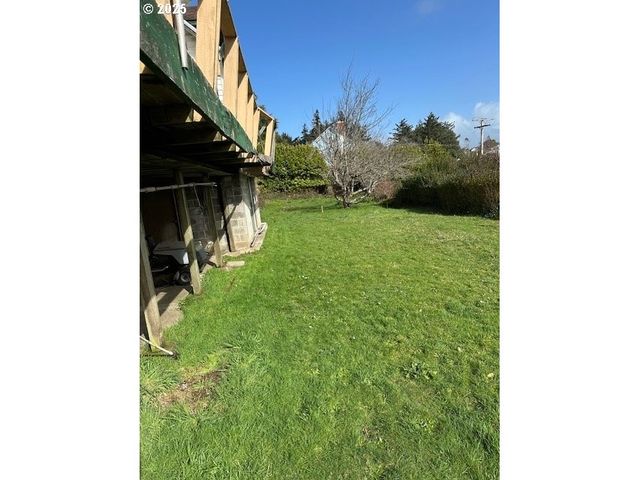 1524 SHERIDAN Ave, North Bend, OR 97459