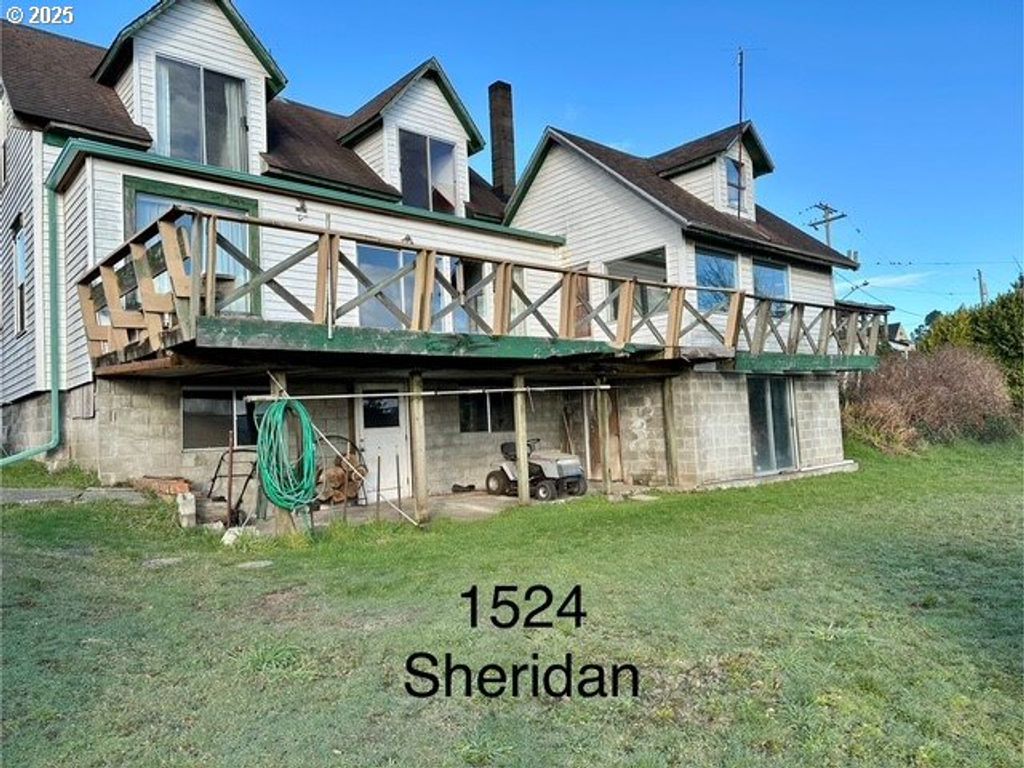 1524 SHERIDAN Ave, North Bend, OR 97459