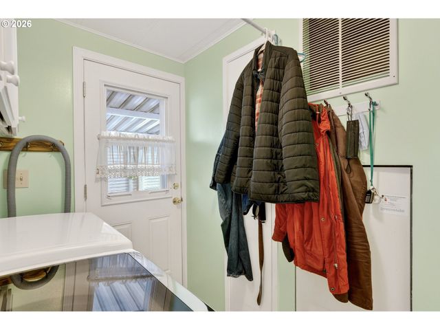 2710 Se COURTNEY Ave, Milwaukie, OR 97222