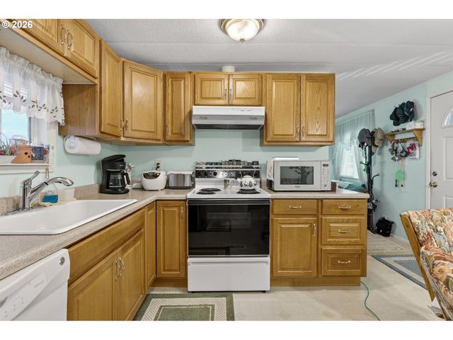 2710 Se COURTNEY Ave, Milwaukie, OR 97222