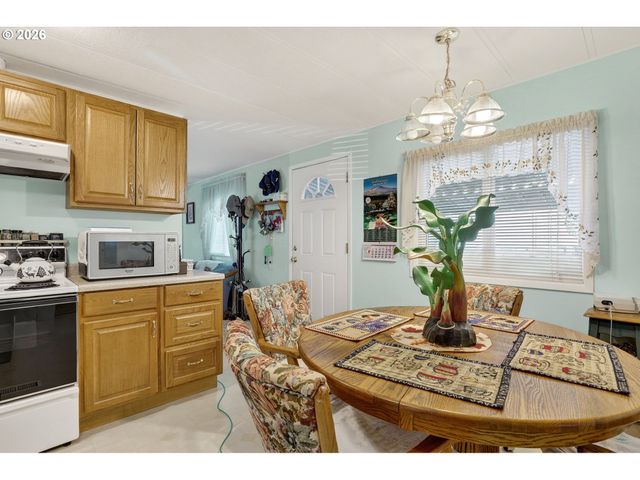 2710 Se COURTNEY Ave, Milwaukie, OR 97222