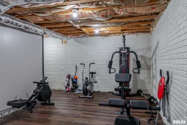 76 Parkview Dr Drive, Eldridge, IA 52748