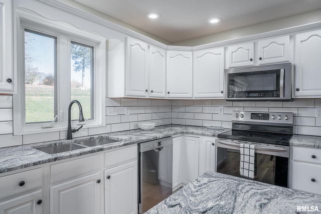 76 Parkview Dr Drive, Eldridge, IA 52748