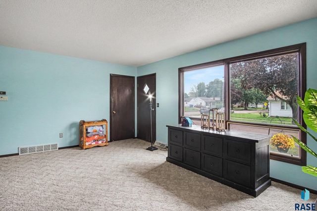 1501 E 17th St Street, Sioux Falls, SD 57104